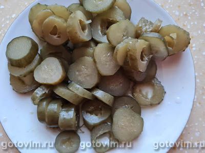 Слоеный салат с крабовыми палочками, корейской морковью, картофелем и огурцами