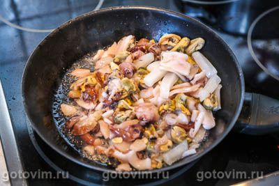 Салат из морского коктейля с крабовыми палочками