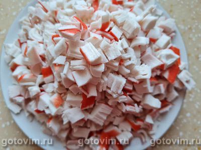 Слоеный салат с крабовыми палочками, корейской морковью, картофелем и огурцами