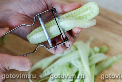 Салат с  крабовыми палочками VIČI,  яичным блинчиком и огурцом