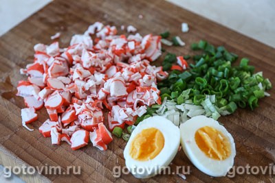 Салат из крабовых палочек с рисом и кукурузой