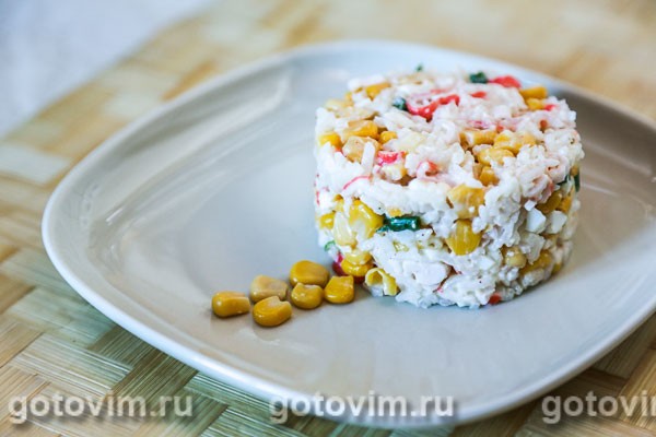 Салат из крабовых палочек с рисом и кукурузой