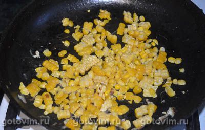 Салат из пекинской капусты с крабовыми палочками, кукурузой и омлетом 