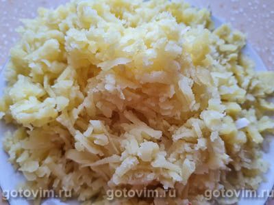 Слоеный салат с крабовыми палочками, корейской морковью, картофелем и огурцами