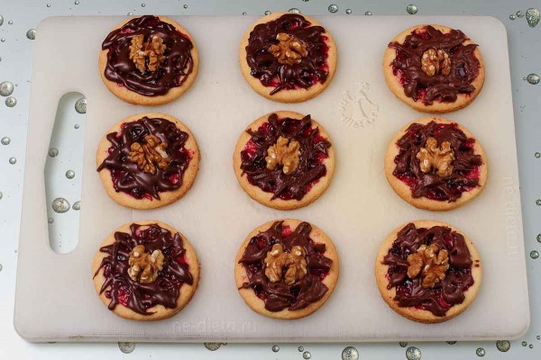 Песочное печенье с джемом и шоколадом Песочное печенье с джемом и шоколадом