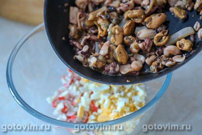 Салат из морского коктейля с крабовыми палочками