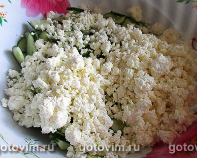 Салат с крабовыми палочками, творогом и свежими огурцами