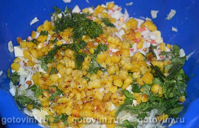 Салат из пекинской капусты с крабовыми палочками, кукурузой и омлетом 