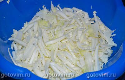 Салат из пекинской капусты с крабовыми палочками, кукурузой и омлетом 