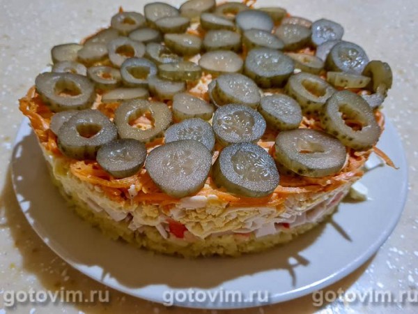 Слоеный салат с крабовыми палочками, корейской морковью, картофелем и огурцами