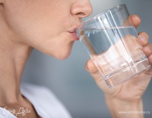 Гастроэнтеролог сказал, кому противопоказано пить воду натощак 