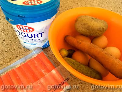 Салат с крабовыми палочками, солеными огурцами и овощами Салат с крабовыми палочками, солеными огурцами и овощами