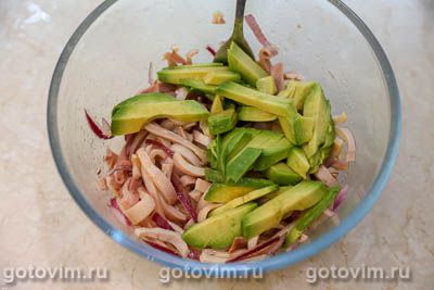 Салат из кальмаров с авокадо и яйцом Салат из кальмаров с авокадо и яйцом