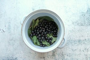 Вино из листьев вишни и черноплодной рябины Вино из листьев вишни и черноплодной рябины