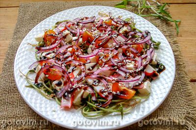 Салат из пророщенного маша с овощами и крабовыми палочками Салат из пророщенного маша с овощами и крабовыми палочками