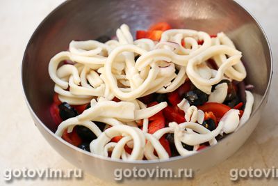 Салат греческий с кальмарами и овощами Салат греческий с кальмарами и овощами