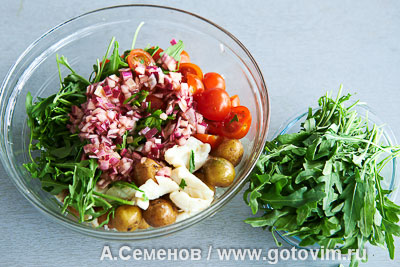 Салат из молодого картофеля и жареных кальмаров