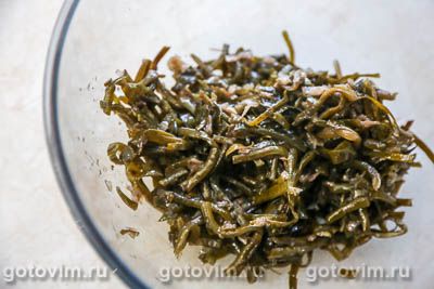 Салат из крабовых палочек с морской капустой