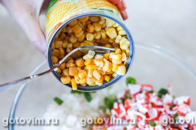 Салат из крабовых палочек с рисом и кукурузой