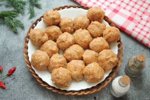 Куриные фрикадельки в сметанном соусе Куриные фрикадельки в сметанном соусе