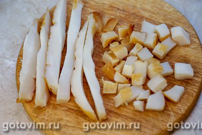 Салат с копченым кальмаром, капустой и огурцом