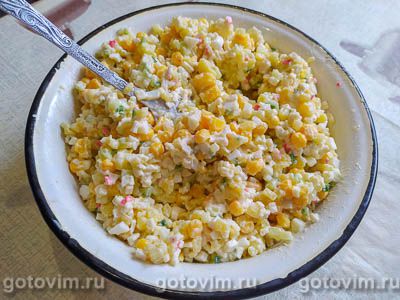 Салат «Варежка» с крабовыми палочками и кукурузой Салат «Варежка» с крабовыми палочками и кукурузой