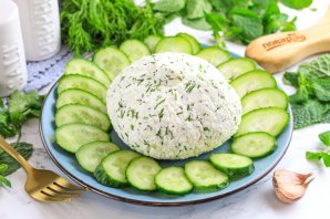 Домашний сыр с зеленью и чесноком