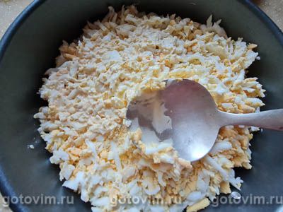 Слоеный салат с крабовыми палочками, корейской морковью, картофелем и огурцами