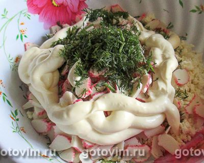Салат с крабовыми палочками, творогом и свежими огурцами