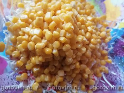 Салат с крабовыми палочками, плавленым сырком и кукурузой Салат с крабовыми палочками, плавленым сырком и кукурузой