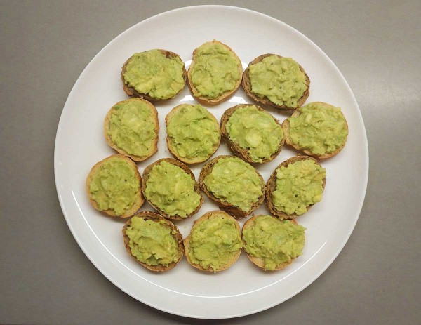 Бутерброды с семгой и авокадо