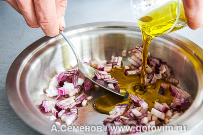 Салат из молодого картофеля и жареных кальмаров