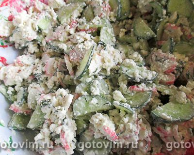 Салат с крабовыми палочками, творогом и свежими огурцами
