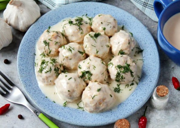 Куриные фрикадельки в сметанном соусе Куриные фрикадельки в сметанном соусе