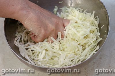 Салат с копченым кальмаром, капустой и огурцом