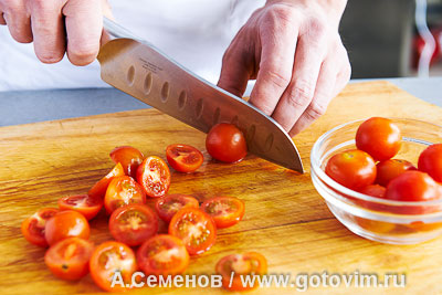 Салат из молодого картофеля и жареных кальмаров