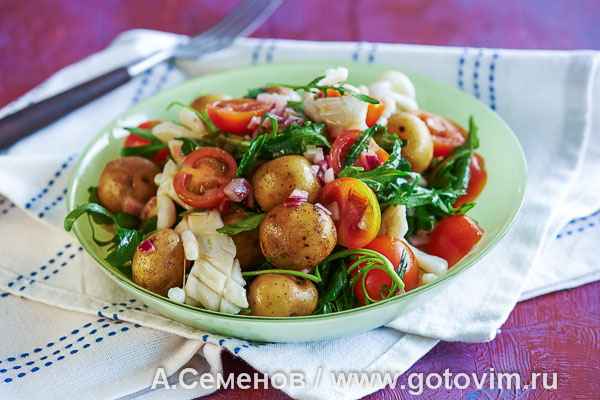 Салат из молодого картофеля и жареных кальмаров