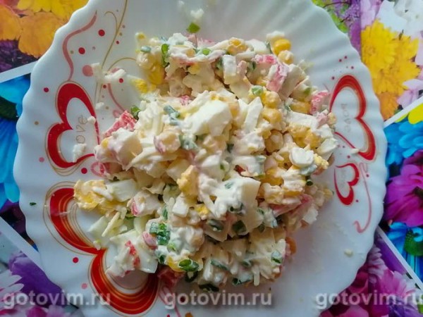 Салат с крабовыми палочками, плавленым сырком и кукурузой Салат с крабовыми палочками, плавленым сырком и кукурузой