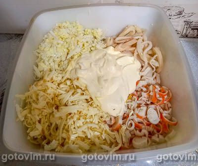 Салат с кальмарами и крабовыми палочками