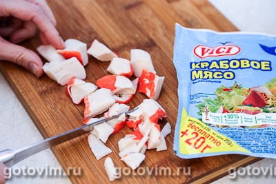 Слоеный салат с крабовым мясом VIČI, рисом и редисом