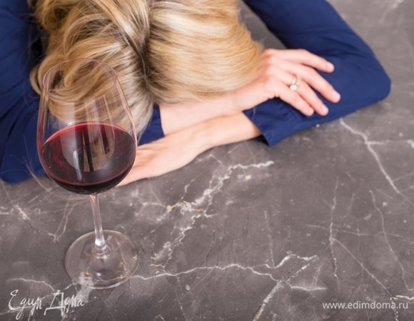 Ученые выяснили, почему от красного вина болит голова Ученые выяснили, почему от красного вина болит голова