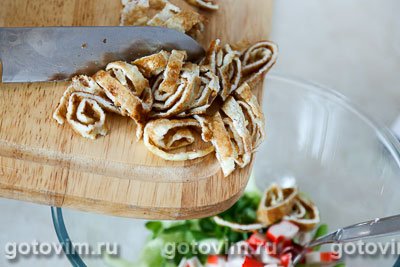 Салат с  крабовыми палочками VIČI,  яичным блинчиком и огурцом