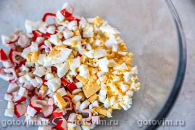 Салат из морского коктейля с крабовыми палочками