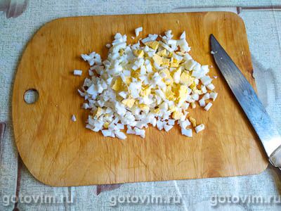 Салат «Варежка» с крабовыми палочками и кукурузой Салат «Варежка» с крабовыми палочками и кукурузой