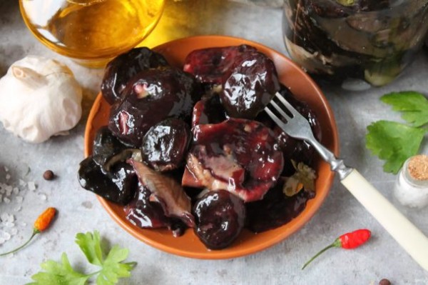 Грузди на зиму горячим способом Грузди на зиму горячим способом