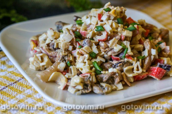 Салат из морского коктейля с крабовыми палочками