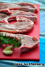 Бараньи котлеты на косточке с йогуртовым соусом