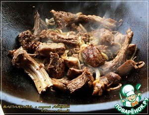 Баранина с жареной айвой в казане Баранина с жареной айвой в казане