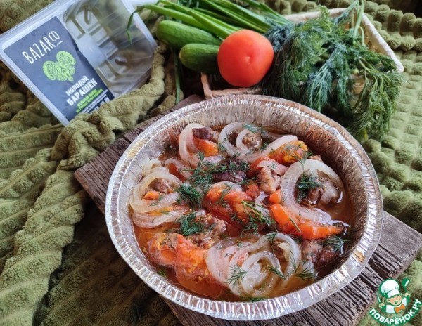 Баранина, запеченная с луком и томатом