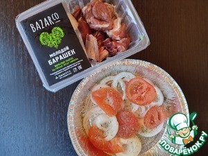 Баранина, запеченная с луком и томатом